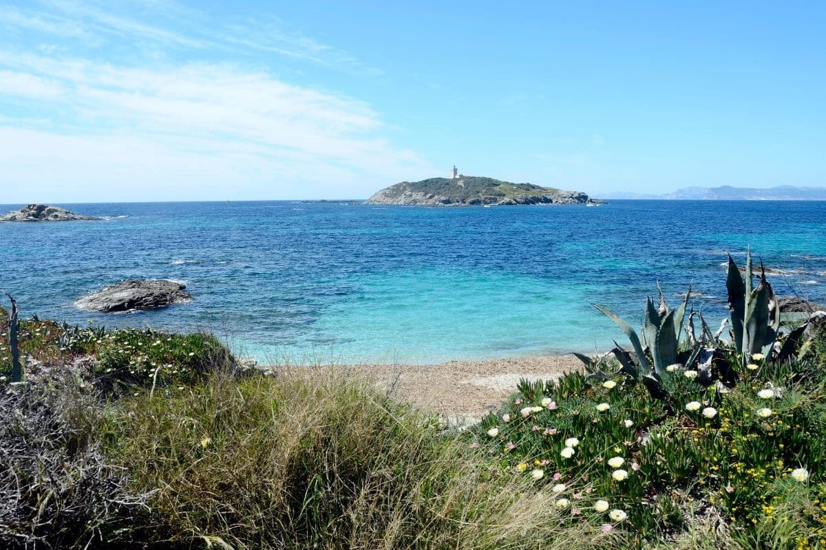 Île des Embiez, chère à Paul Ricard, accessible depuis le port du Brusc