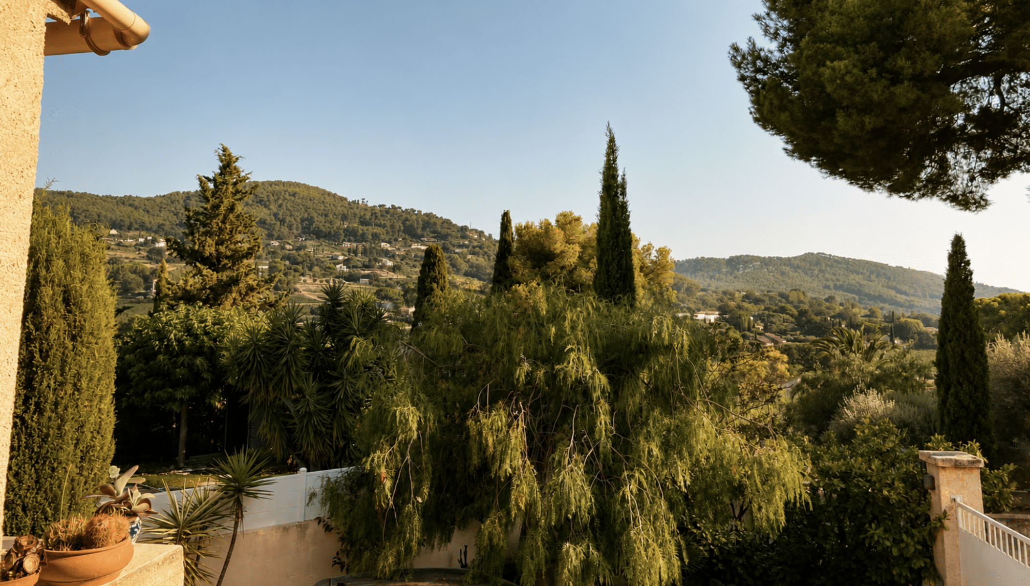 Maison mitoyenne avec deux terrasses et vue panoramique sur la vallée de Saint-Côme à vendre à La Cadière-d'Azur