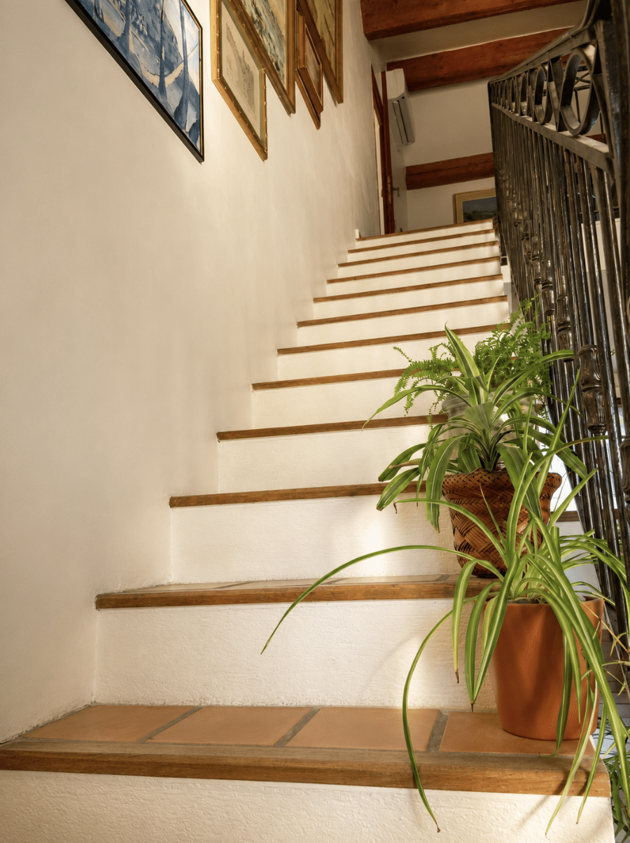 Maison mitoyenne à vendre à La Cadière-d'Azur, terrasse sud en partie couverte avec store banne — Maison & Vous