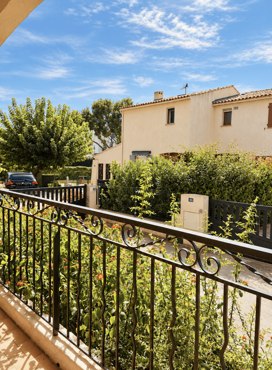 Vente studio Sanary-sur-Mer, pièce de vie lumineuse avec cuisine ouverte, Maison & Vous