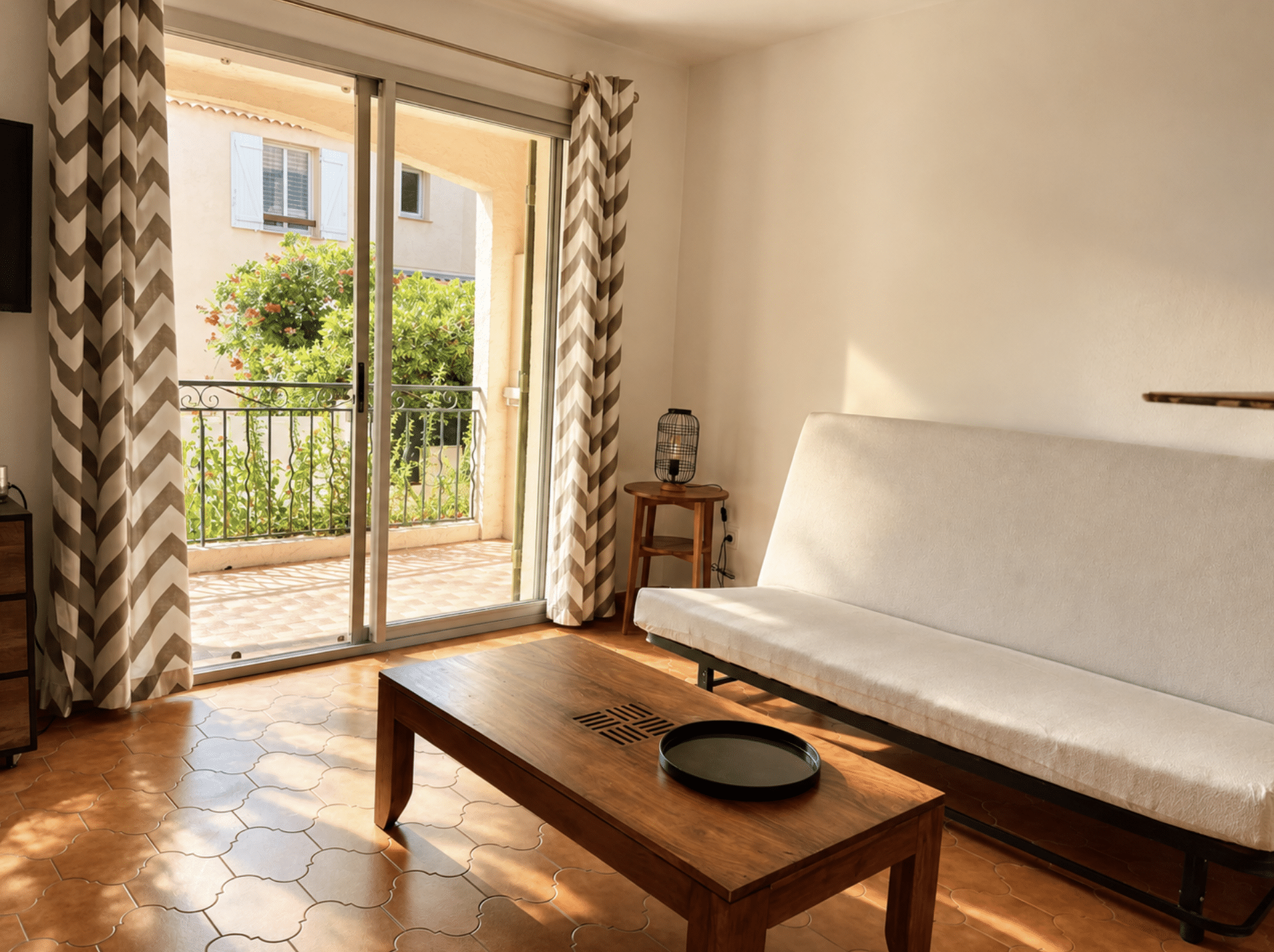 Studio en vente à Sanary-sur-Mer, résidence fermée avec espace paysager, Maison & Vous
