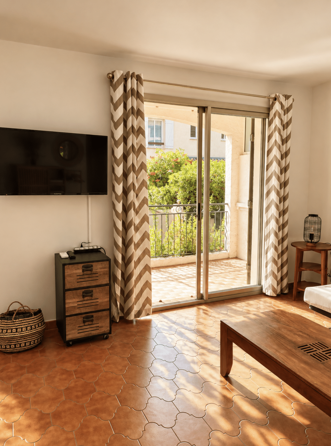 Studio exposé sud-ouest à Sanary-sur-Mer, terrasse de plain-pied, Maison & Vous
