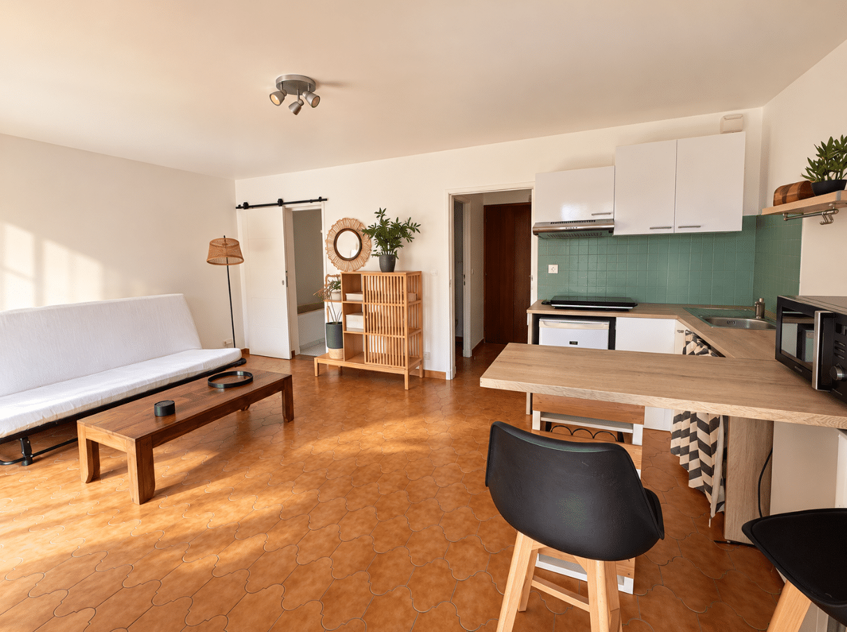 Studio à vendre à Sanary-sur-Mer avec terrasse plein sud, Maison & Vous