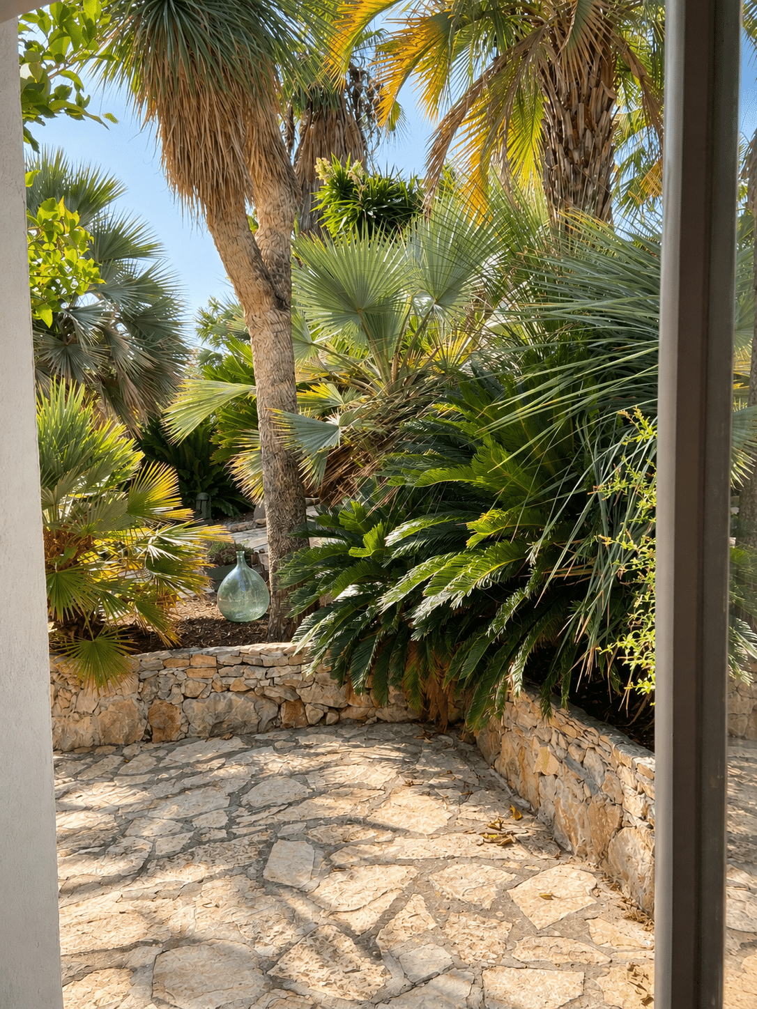 Villa d'architecte à vendre au Castellet : allée en pierre · Maison & Vous