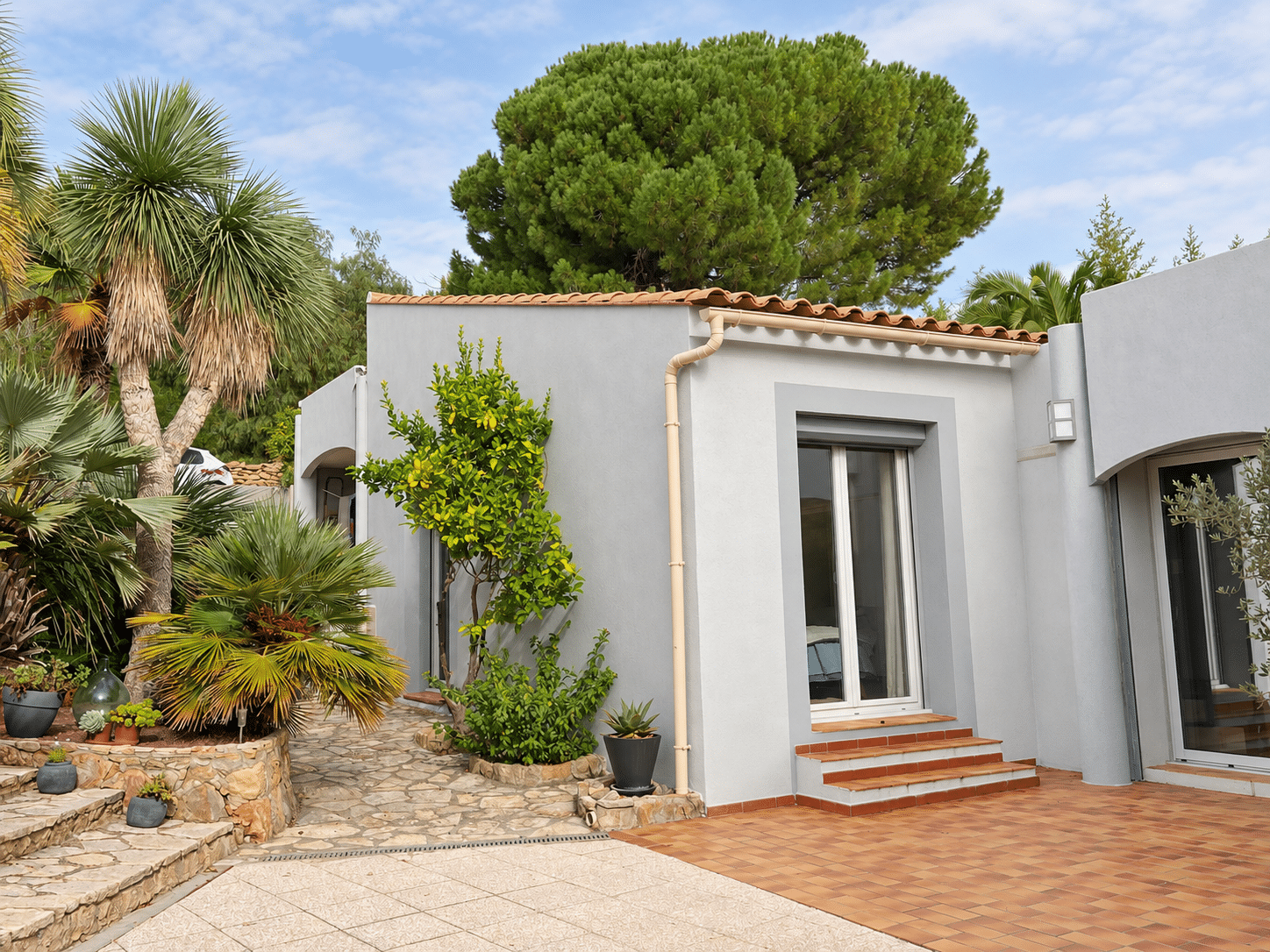Villa d'architecte à vendre au Castellet : façade de la villa · Maison & Vous