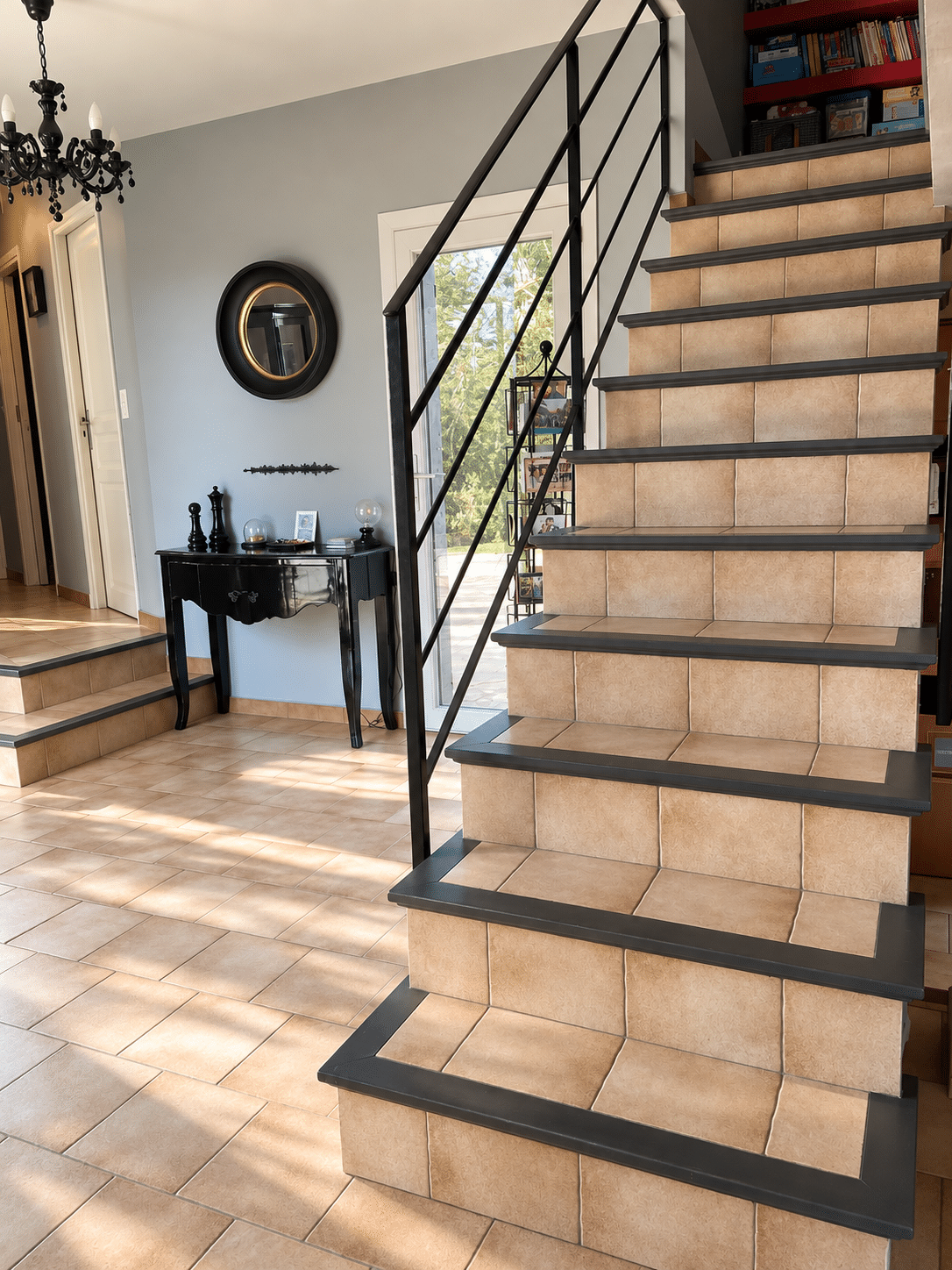 Villa d'architecte à vendre au Castellet : escalier vers l'étage · Maison & Vous