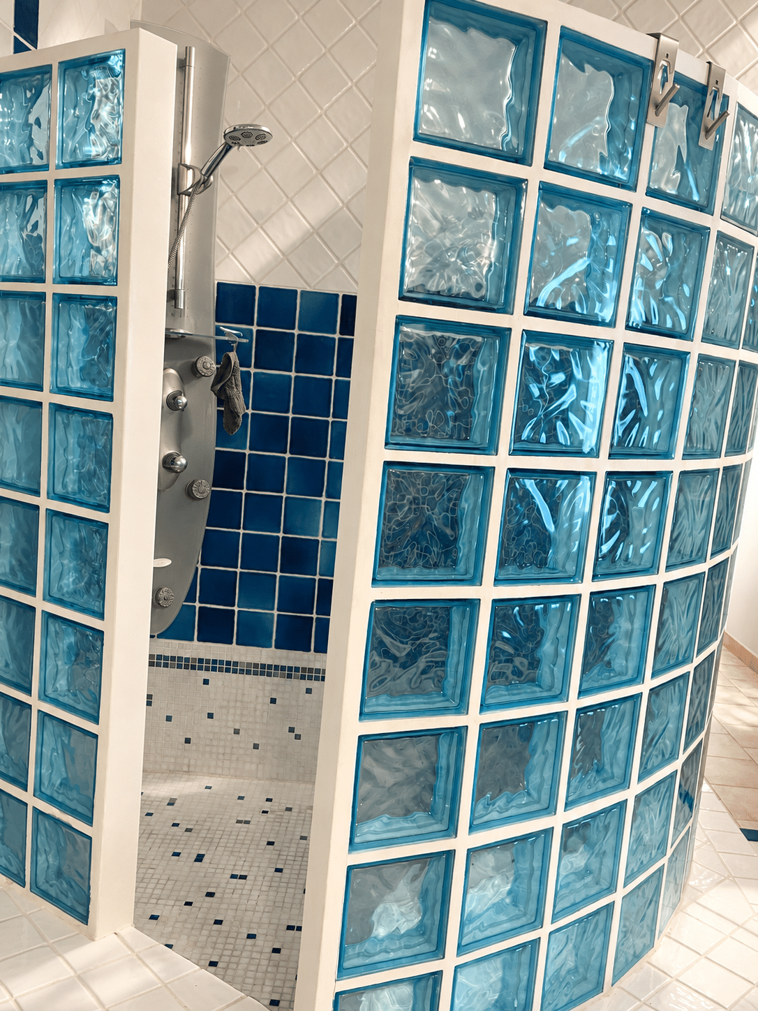 Villa d'architecte à vendre au Castellet : salle de douche en briques de verre · Maison & Vous