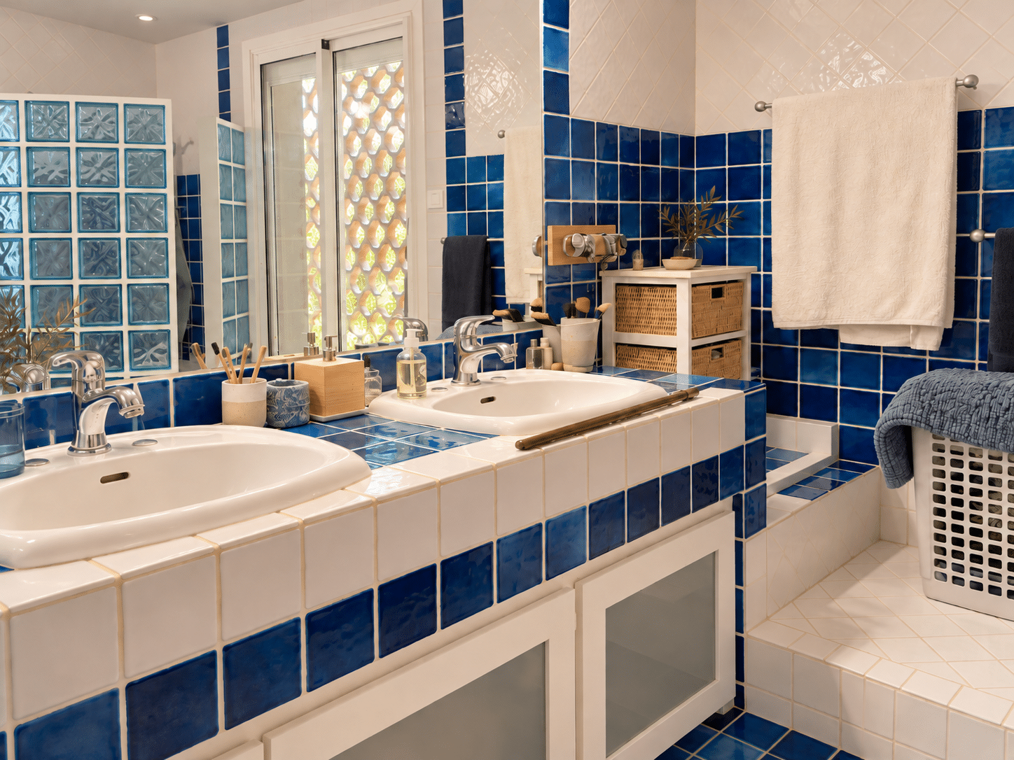 Villa d'architecte à vendre au Castellet : salle de bains · Maison & Vous