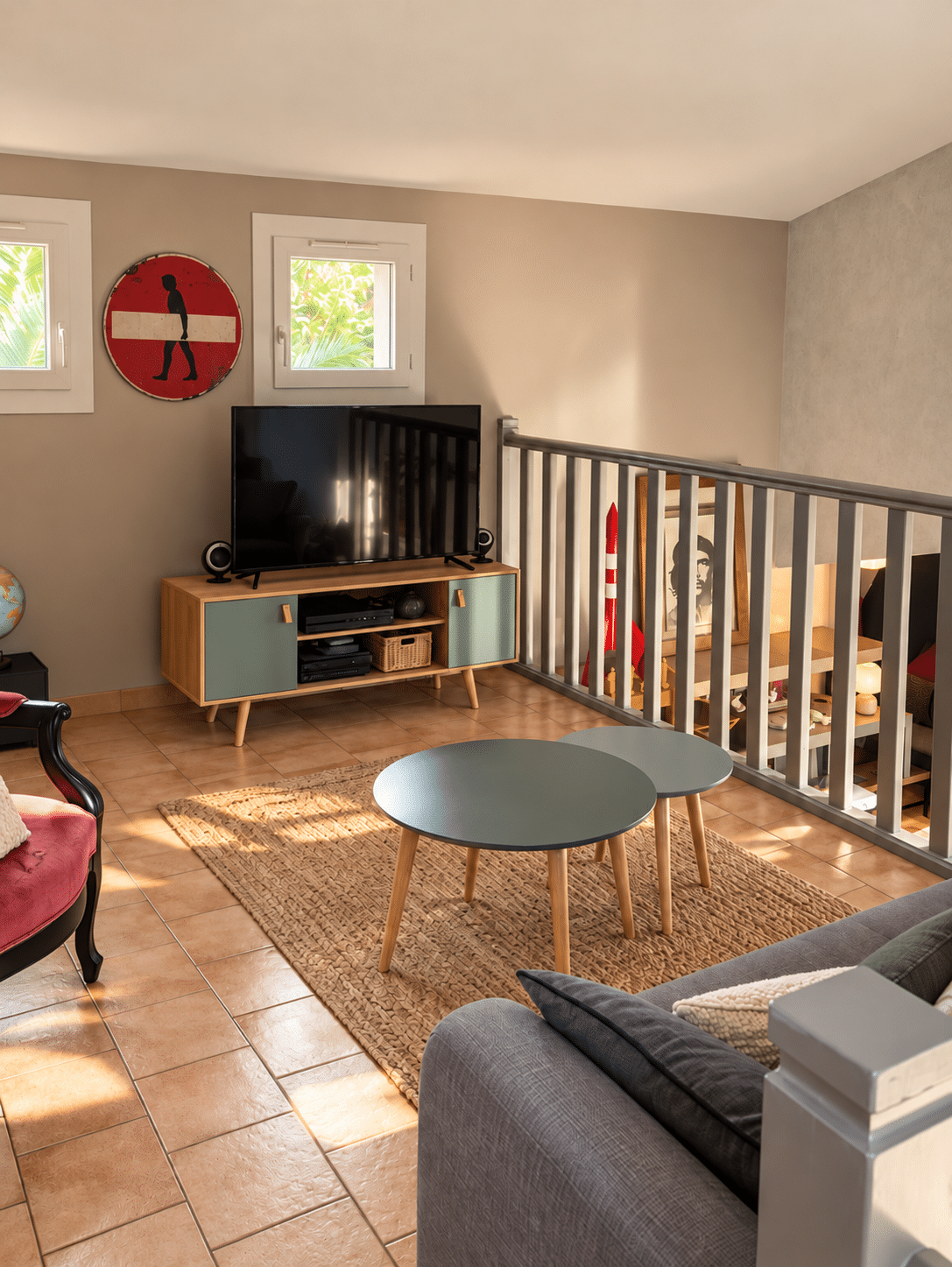 Villa d'architecte à vendre au Castellet : coin salon en contrebas · Maison & Vous