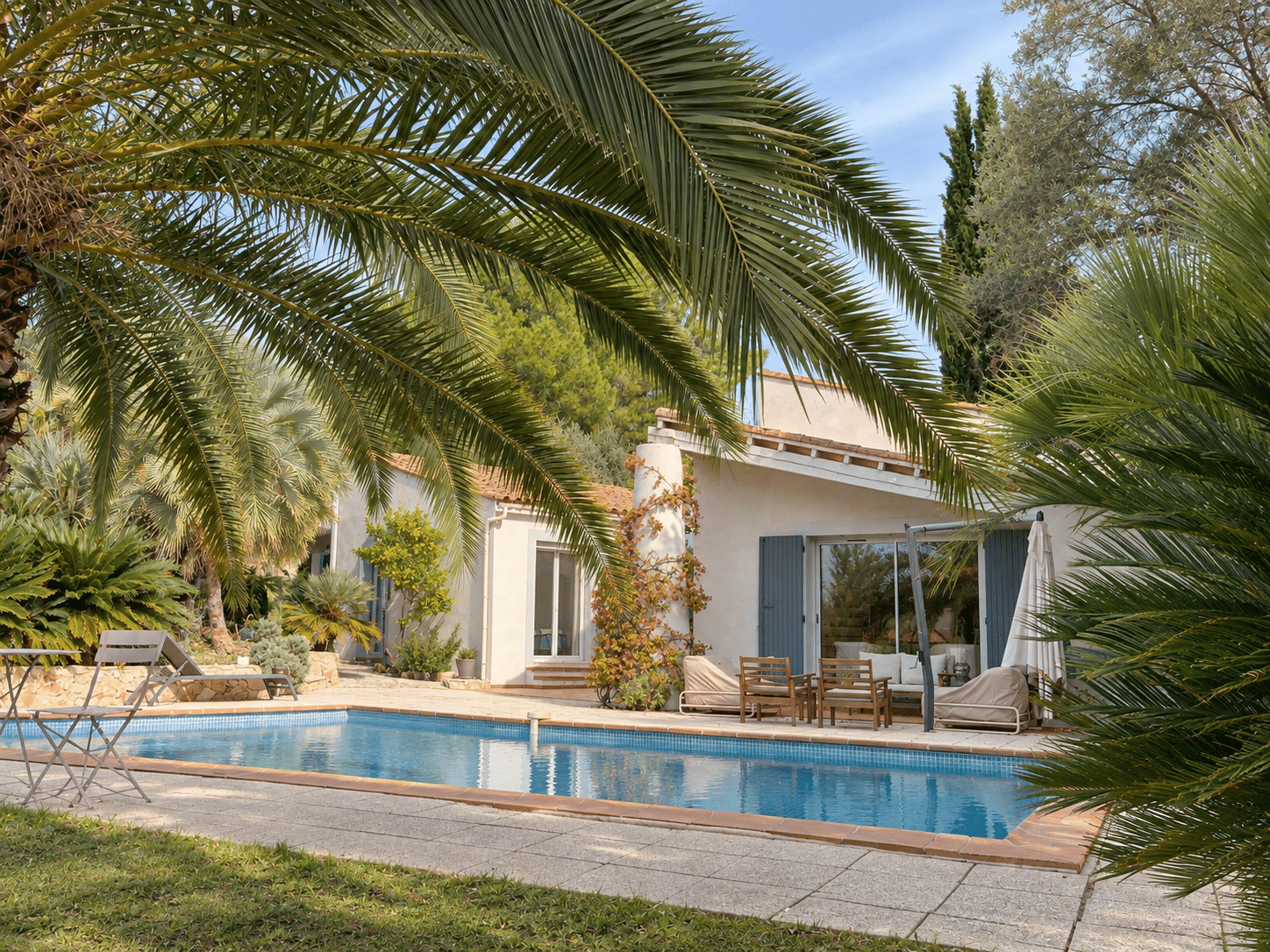 Villa d'architecte à vendre au Castellet : piscine et villa · Maison & Vous