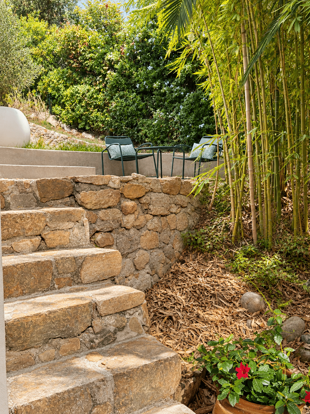 Villa d'architecte à vendre au Castellet : escalier en pierre du jardin · Maison & Vous