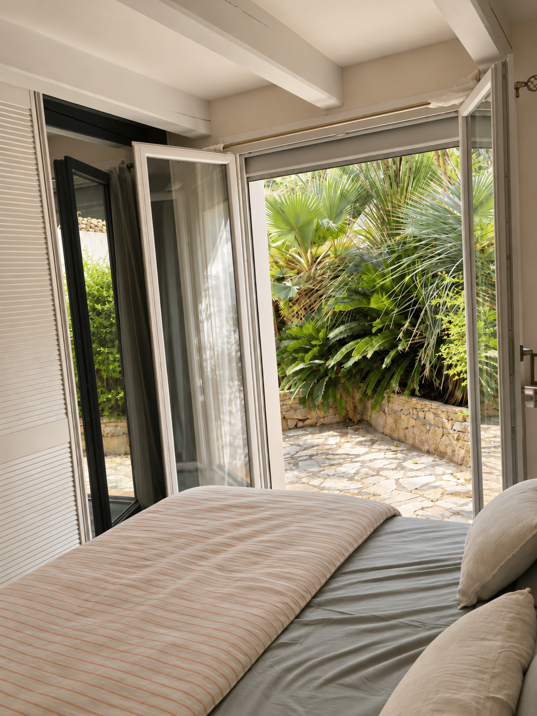 Villa d'architecte à vendre au Castellet : chambre ouverte sur le jardin · Maison & Vous