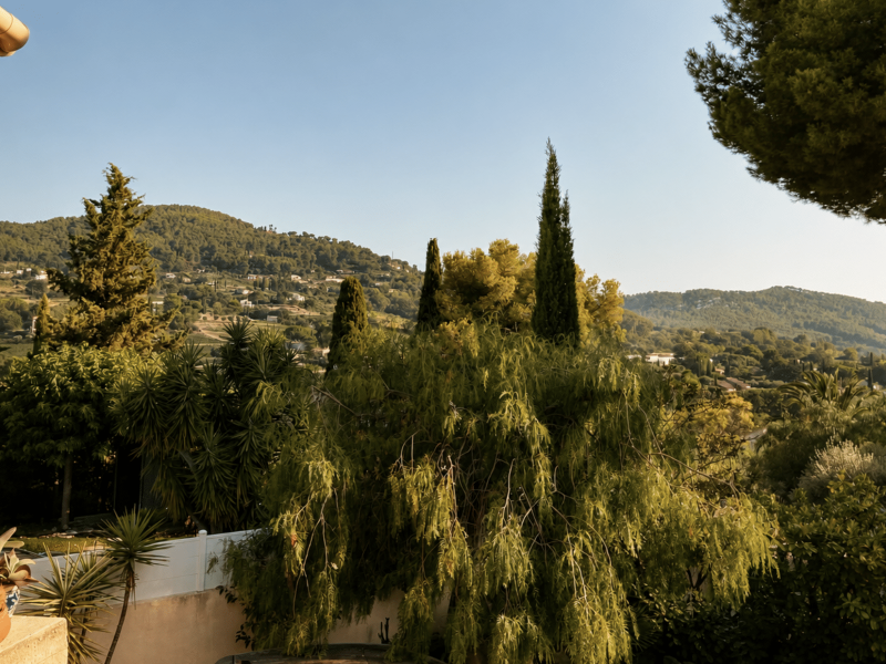 Maison mitoyenne avec deux terrasses et vue panoramique sur la vallée de Saint-Côme à vendre à La Cadière-d'Azur